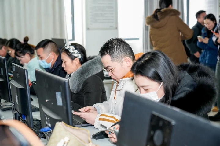 贵工商“生成式人工智能（AIGC）赋能人才培Bwin必赢官网养质量提升”系列专题实践培训活动圆满落幕(图3)
