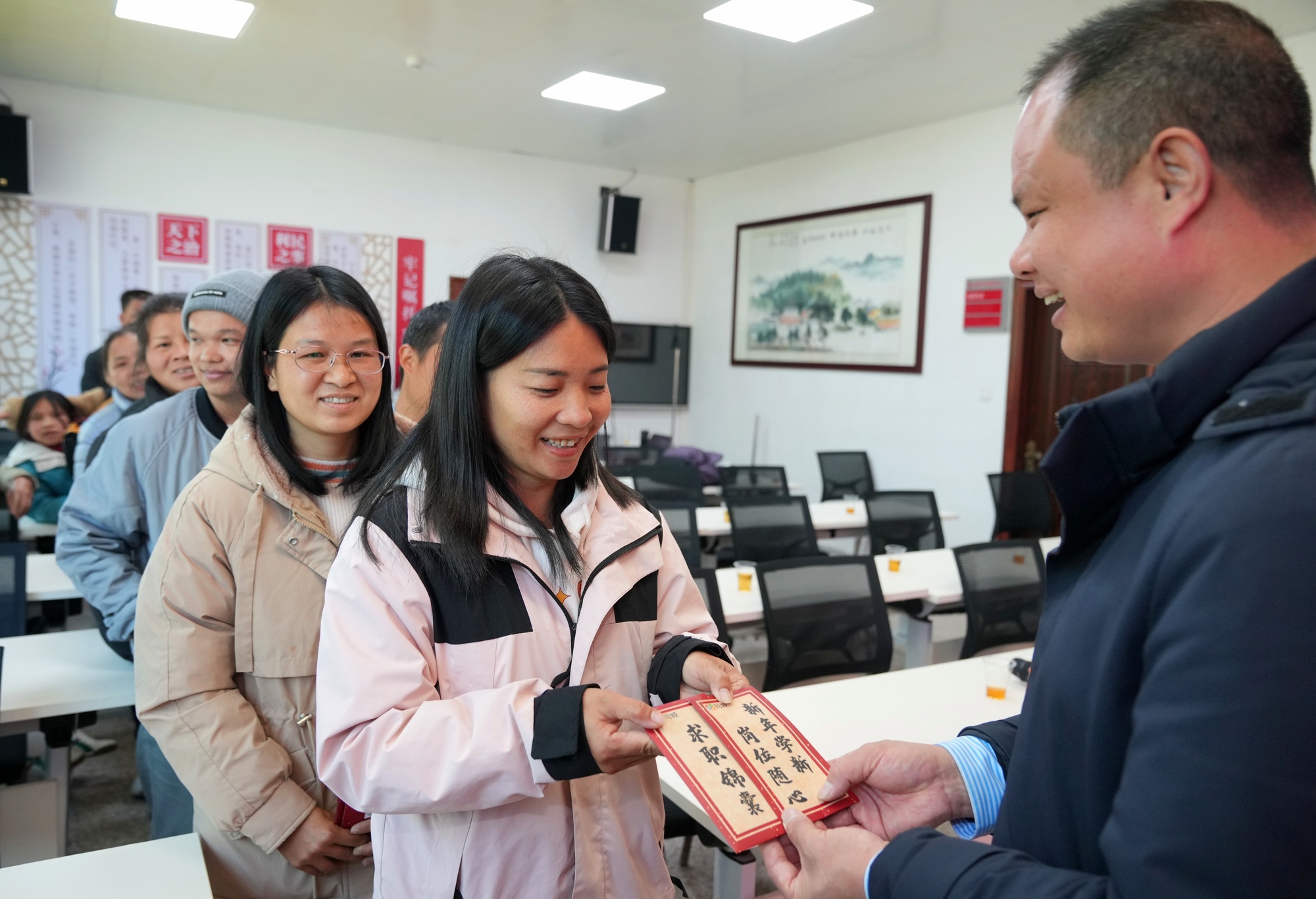 Bwin必赢入口广东连樟村的“新春特别利是”：学新技能抢好工作(图2)