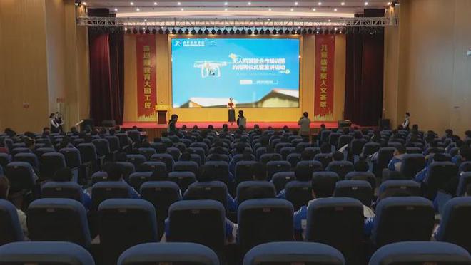梅州这个学校引入无人机驾驶培训(图1)