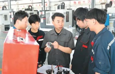 人民日报海外版 莱芜职业技术学院培养高技能人才：“让职校生也有满满获得感”(图1)
