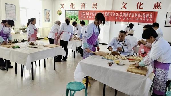 Bwin必赢APP“吴忠厨师”劳务品牌带动青年“掌勺”当大厨(图1)