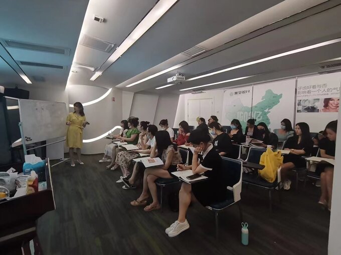 “先生向北青春Bwin必赢平台聚吉”2025年吉林省高校毕业生“学电商促就业”专题培训班开班
