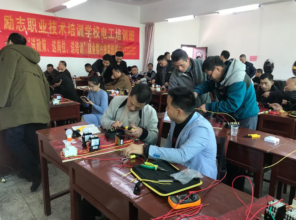 呈贡区颐明园社区举行应急救护知识技能培训活动